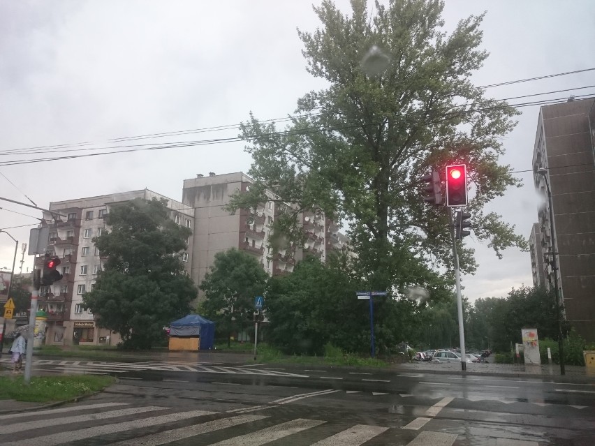 Burze w Świetochłowicach: Wiatr złamał kilka konarów, woda wdarła się do jednej z klatek schodowych