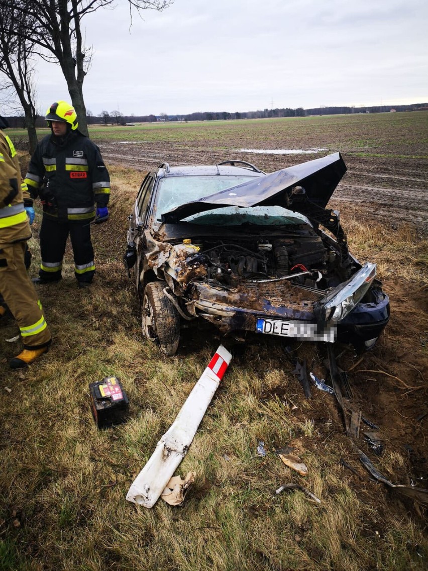 Wypadek na drodze w Trzebnicach, auto wylądowało w rowie