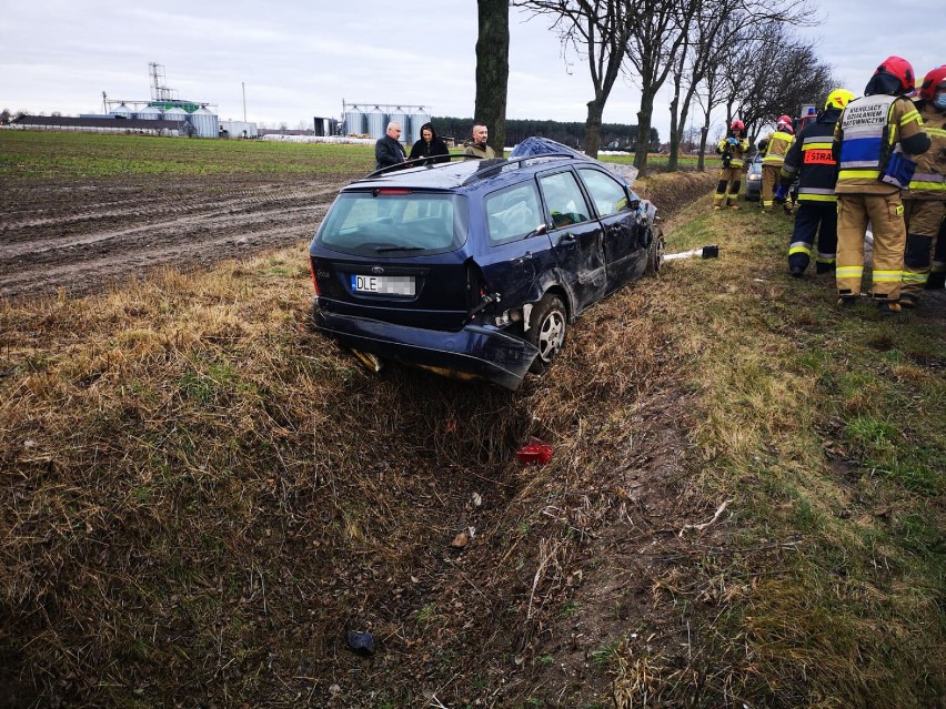 Wypadek na drodze w Trzebnicach, auto wylądowało w rowie