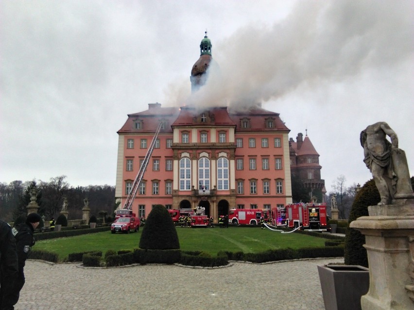 Pożar zamku Książ. Płonie dach na powierzchni około 100 mkw