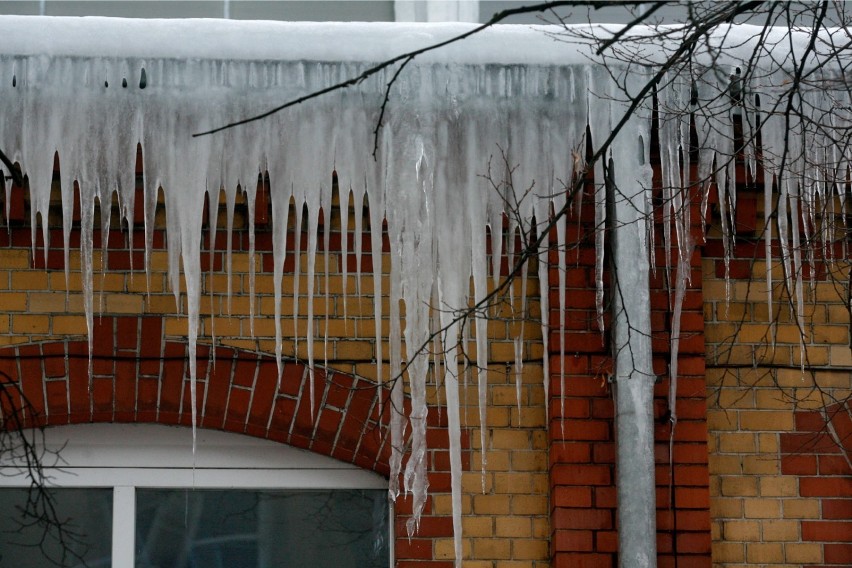 Zima 2017. Uważajmy na zalegający na dachach śnieg i zwisające sople 