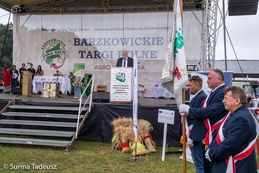 Agro Pomerania 2021. W Barzowicach odbyły się dożynki. Rozstrzygnięto konkurs na najpiękniejszy dożynkowy wieniec. ZDJĘCIA