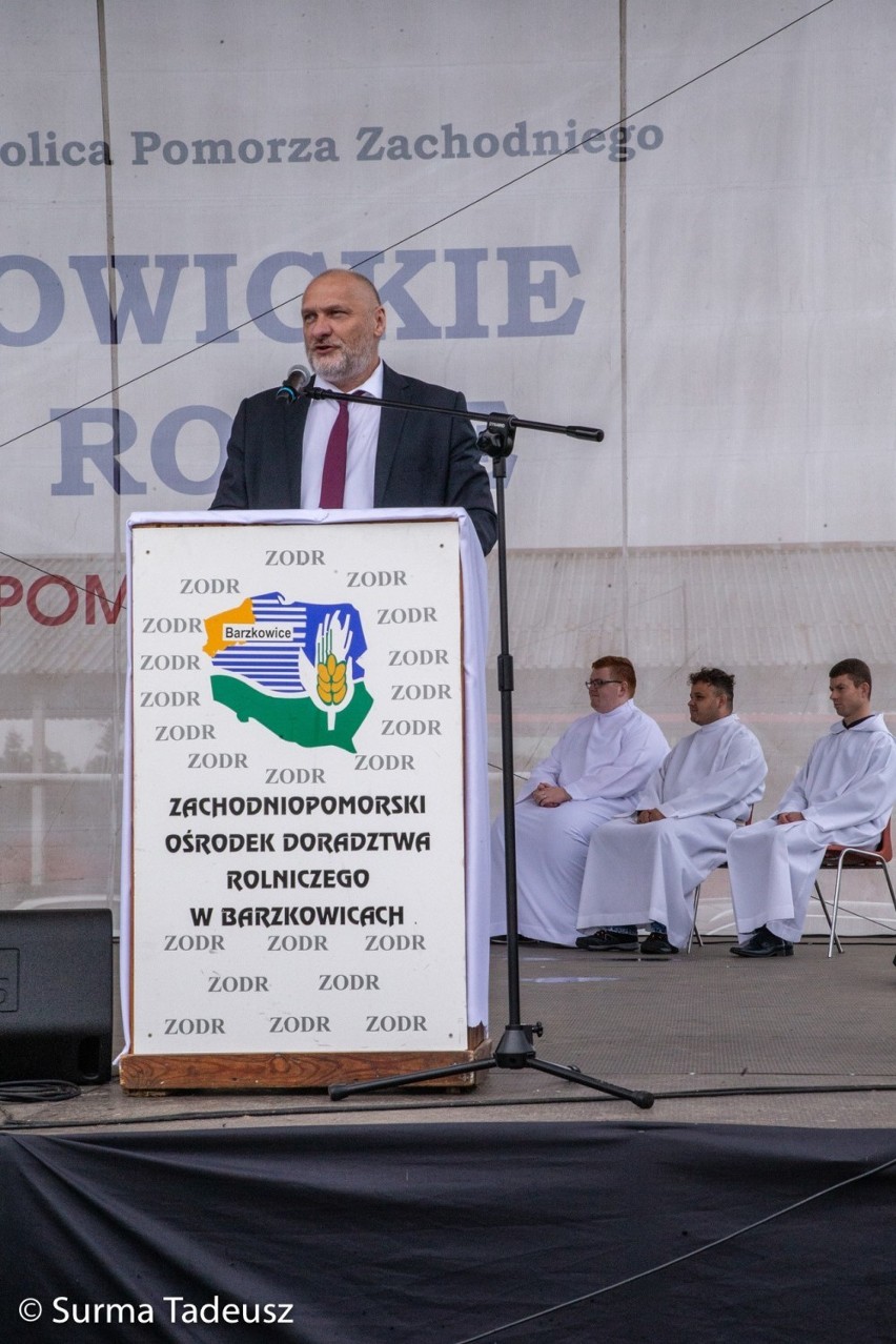 Agro Pomerania 2021. W Barzowicach odbyły się dożynki. Rozstrzygnięto konkurs na najpiękniejszy dożynkowy wieniec. ZDJĘCIA