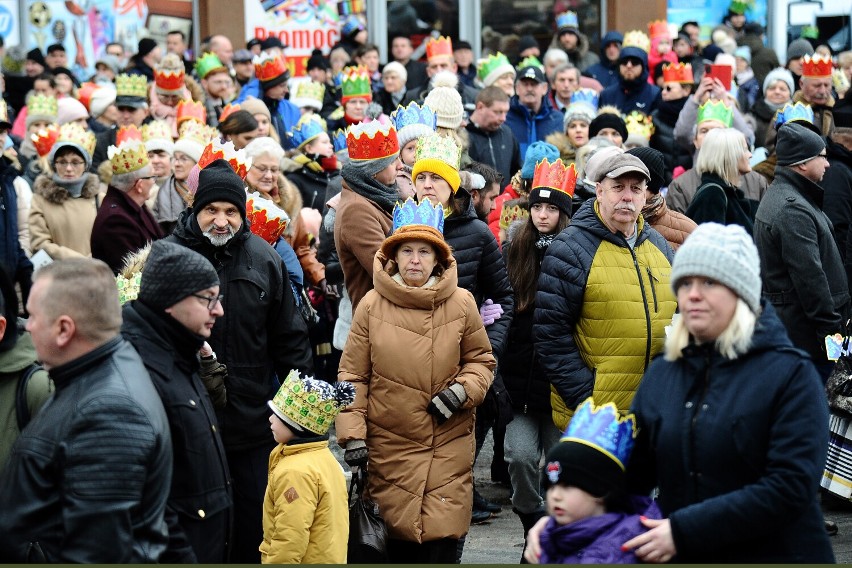 Tłumy wiernych na jasielskim orszaku Trzech Króli [ZDJĘCIA]