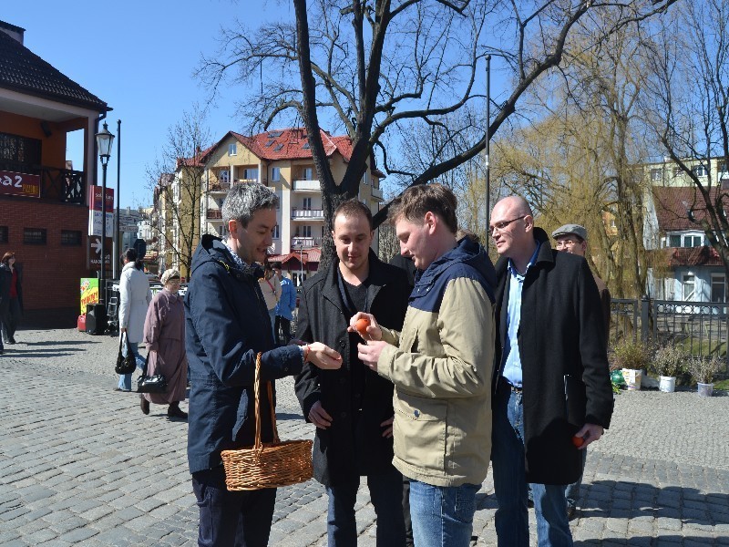 Lębork: Robert Biedroń rozdawał wielkanocne jajka z autografem