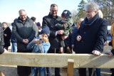 Pogorzelice. Uroczyste zawieszenie wiechy na hospicjum. Wcześniej Msza św. odpustowa.