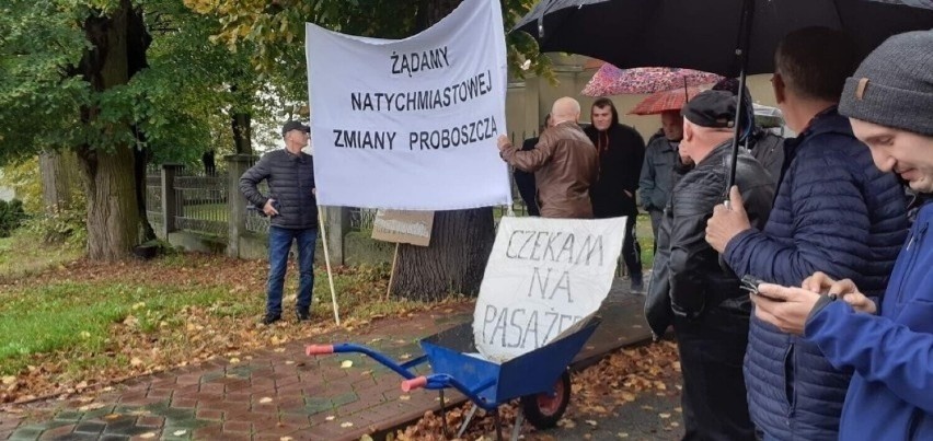 W październiku w Zasowie parafianie protestowali przeciwko decyzjom nowego proboszcza