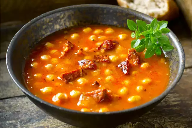 Domowa zupa z ciecierzycy z dodatkiem soczewicy i ziemniaków to pożywne danie dla całej rodziny.
