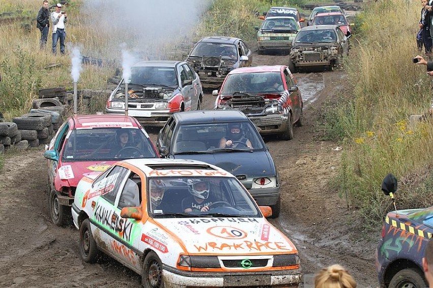 Wrak Race Kielce VI z wywrotką i nieśmiertelnym "maluchem"  (WIDEO, zdjęcia)