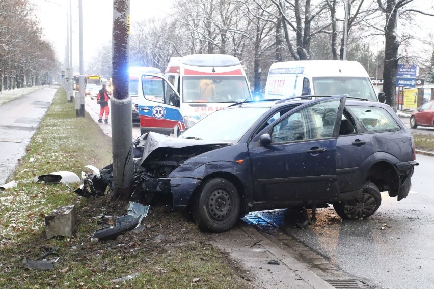 Wrocław. Groźnie wyglądający wypadek na ul. Brücknera. Ford leciał dwa metry nad jezdnią [ZOBACZ ZDJĘCIA]