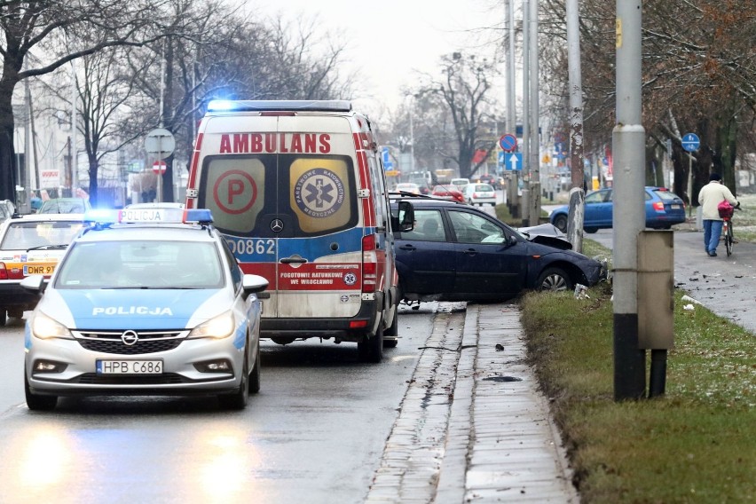 Wrocław. Groźnie wyglądający wypadek na ul. Brücknera. Ford leciał dwa metry nad jezdnią [ZOBACZ ZDJĘCIA]