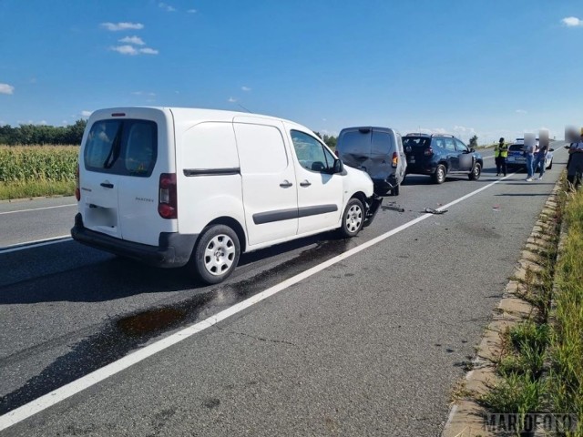 Wypadek w Rogowie Opolskim. Zderzenie trzech samochod&oacute;w na drodze krajowej nr 45