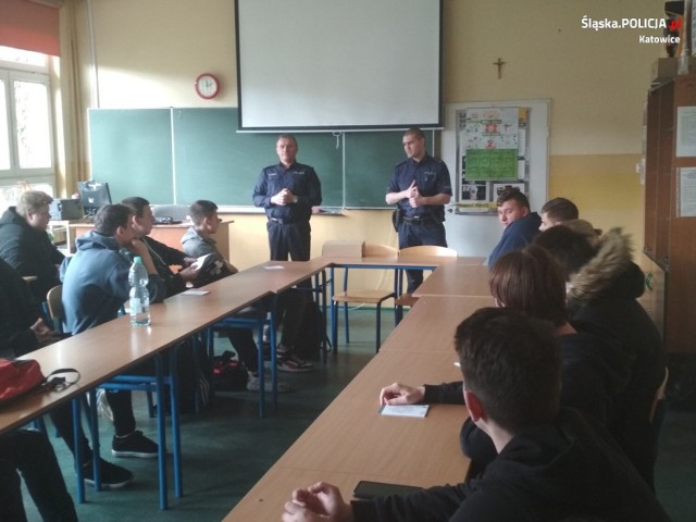 Mundurowi opowiedzieli o swoich doświadczeniach i zachęcali do podjęcia służby w szeregach policji.