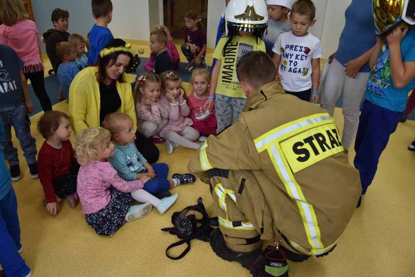 Atrakcyjny Dzień Przedszkolaka w Konopnicy. Dzieci odwiedzili strażacy z Szynkielowa