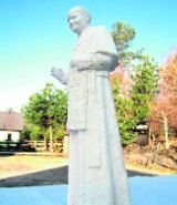 Pomnik papieża Jana Pawła II stanie przy rondzie w Lęborku