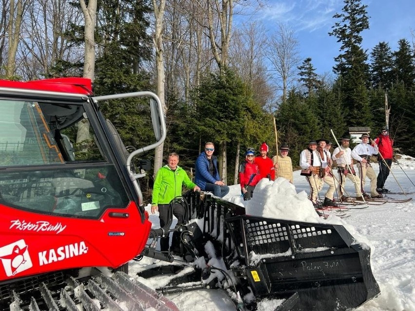 Koniec sezonu narciarskiego w Kasina Ski. Zimę symbolicznie pożegnali goprowcy jazdą w tradycyjnych strojach i nartach
