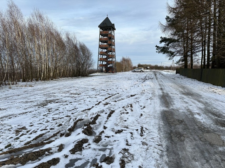 Wieża na Bocheńcu atrakcją dla turystów, ale ruch stał się zmorą dla okolicznych mieszkańców. Apelują do gminy o parking, chodniki, toalety