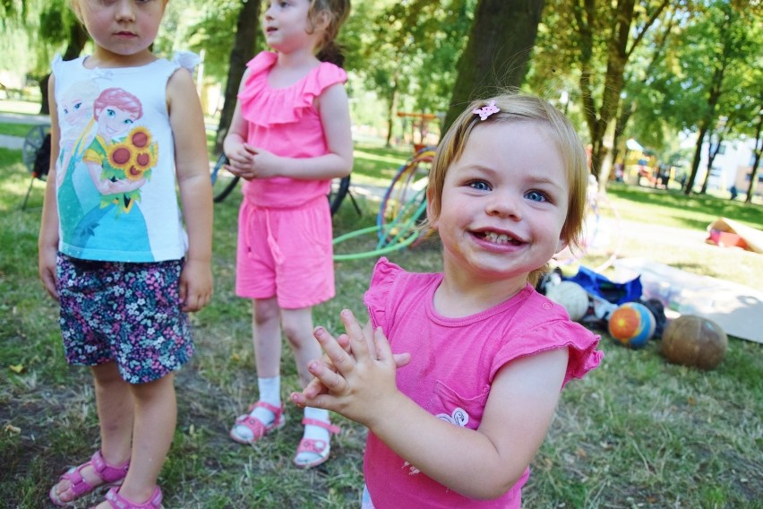 Wakacyjne zajęcia osiedlowe Spółdzielczego Domu Kultury w Sieradzu odbyły się w parku Broniewskiego (zdjęcia)
