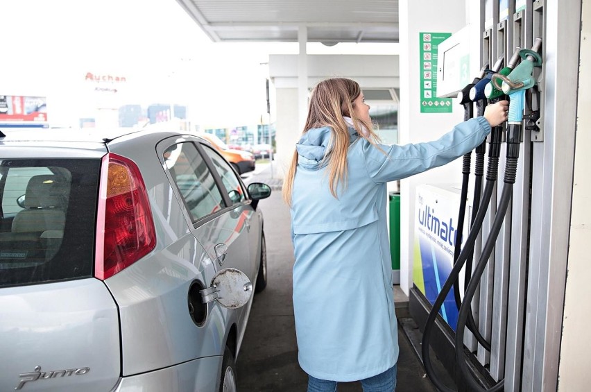 Serwis e-petrol.pl podaje, że litr oleju napędowego kosztuje...