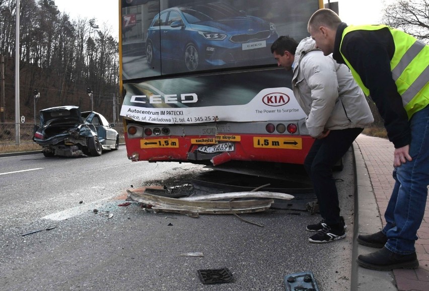 Groźny wypadek przy ulicy Krakowskiej w Kielcach. BMW prowadzone przez 22-latka wbiło się w miejski autobus 