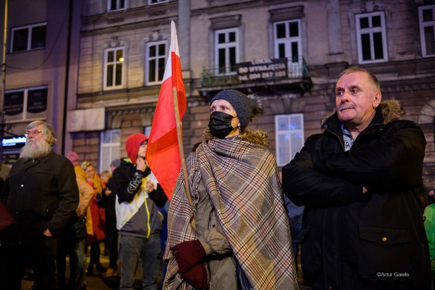 Tarnów. Tłumy tarnowian zebrały się na ulicy Mickiewicza. Patriotyczne śpiewanie przed Teatrem 11 listopada 2021 [ZDJĘCIA]