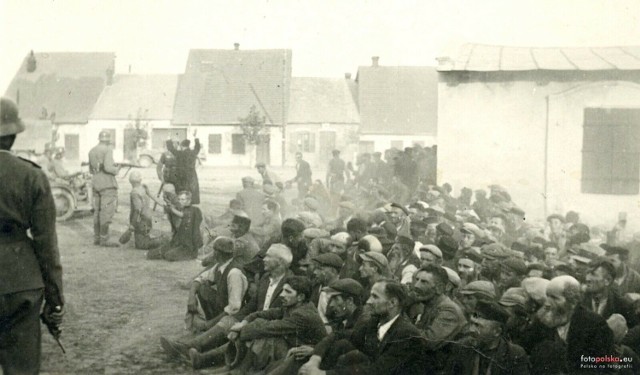1 września wybuchła II woja światowa. Rozpoczął się największy konflikt w dziejach ludzkości. A jak wyglądały Starachowice w 1939 roku? Zobaczcie archiwalne zdjęcia. 

>>>ZOBACZ WIĘCEJ NA KOLEJNYCH SLAJDACH