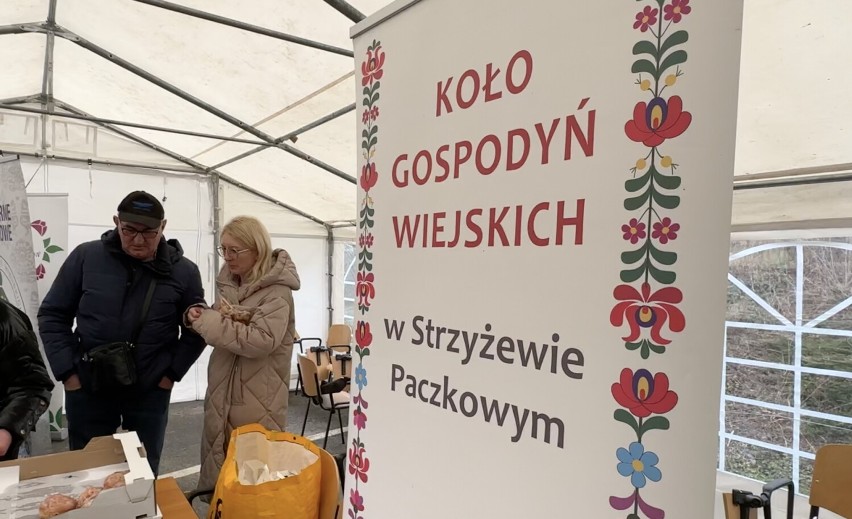 Tłusty Czwartek w gminie Gniezno. Panie z KGW sprzedawały pączki przy Urzędzie Gminy