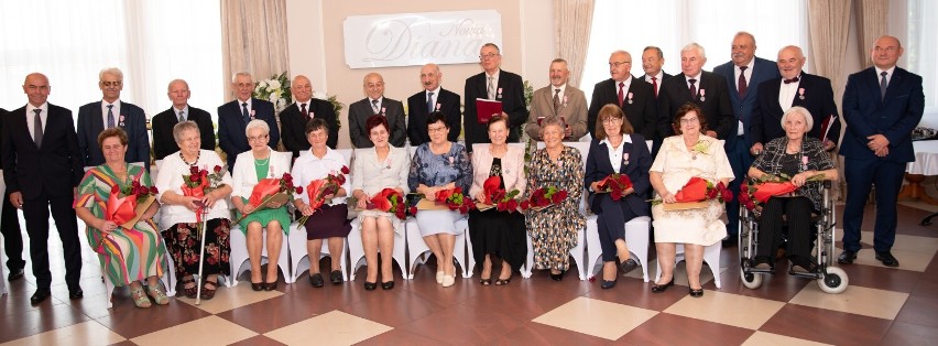 Przeżyli z sobą 50 lat.  Małżonkowie z gminy Chełm świętowali złote gody. Zobacz zdjęcia