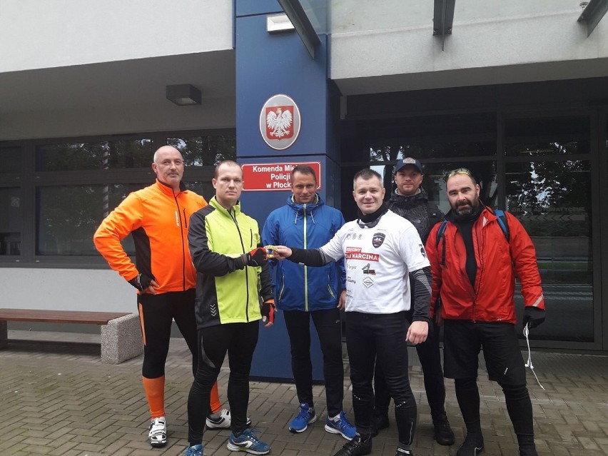 Janusz Dąbrowski policjant z Rypina wziął udział w rajdzie rowerowym w szczytnym celu