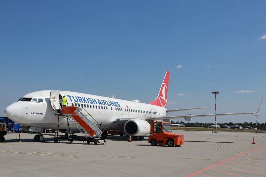 Na łódzkim lotnisku na Lublinku wylądowali tureccy piłkarze (19 lipca). Na zawodników Fenerbahce Stambuł czekali kibice