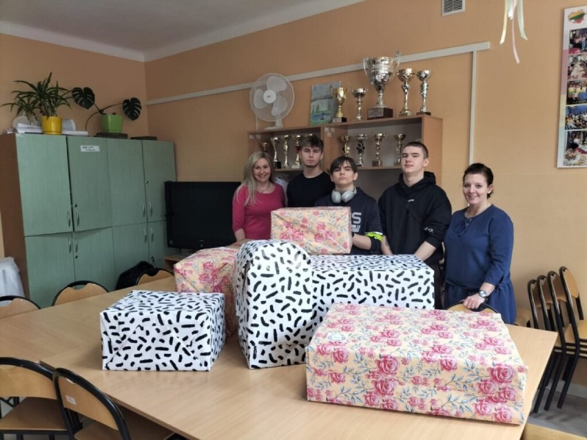 Przedświąteczne wsparcie seniorów w Dębicy. Wolontariusze przygotowali paczki z najbardziej potrzebnymi produktami