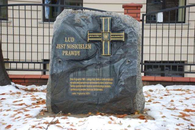 Obelisk upamiętniający strajk załogi Huty Szkła Jasło po wprowadzeniu 13 grudnia 1981 roku stanu wojennego w Polsce