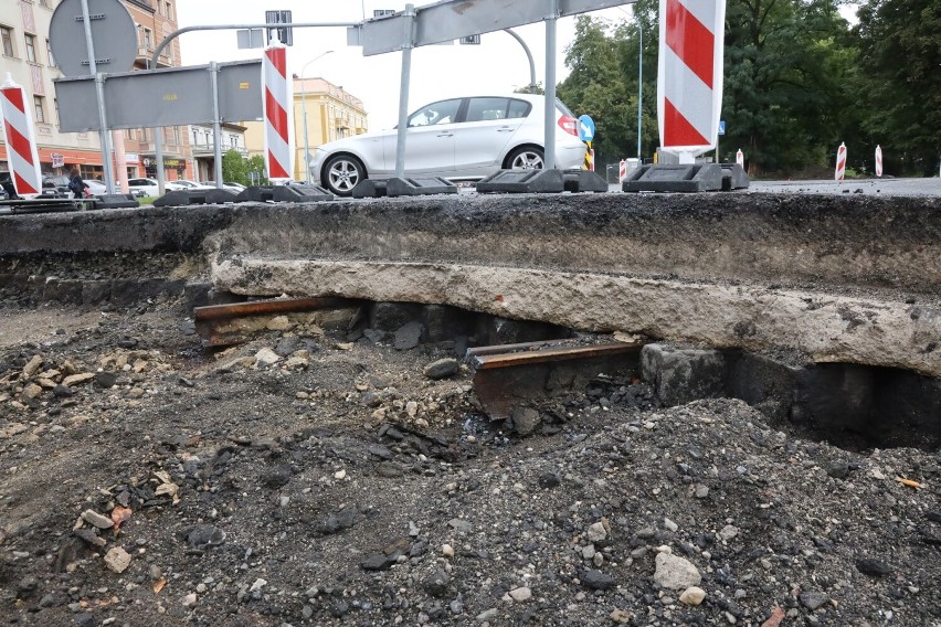 Remont ulicy Pocztowej w Legnicy. Odkryto tory tramwajowe, zobaczcie zdjęcia