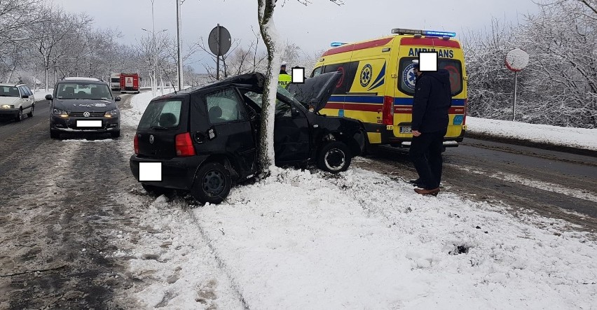 Kolizja na ul. Gdańskiej w Słupsku. Ślisko na drogach 