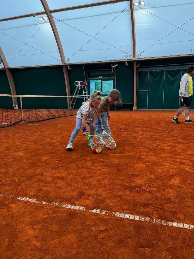 Podczas półkolonii dzieci miały zajęcia z tenisa ziemnego