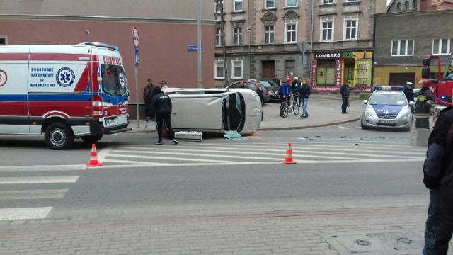 Jedna osoba została ranna w zderzeniu samochodów osobowych Renault Scenic i Fiat Panda na ul. 11 Listopada w Wałbrzychu
