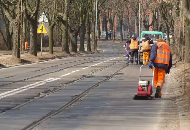 Pracownicy MPK łatali ubytki wzdłuż torowiska między innymi na ul. Dąbrowskiego.