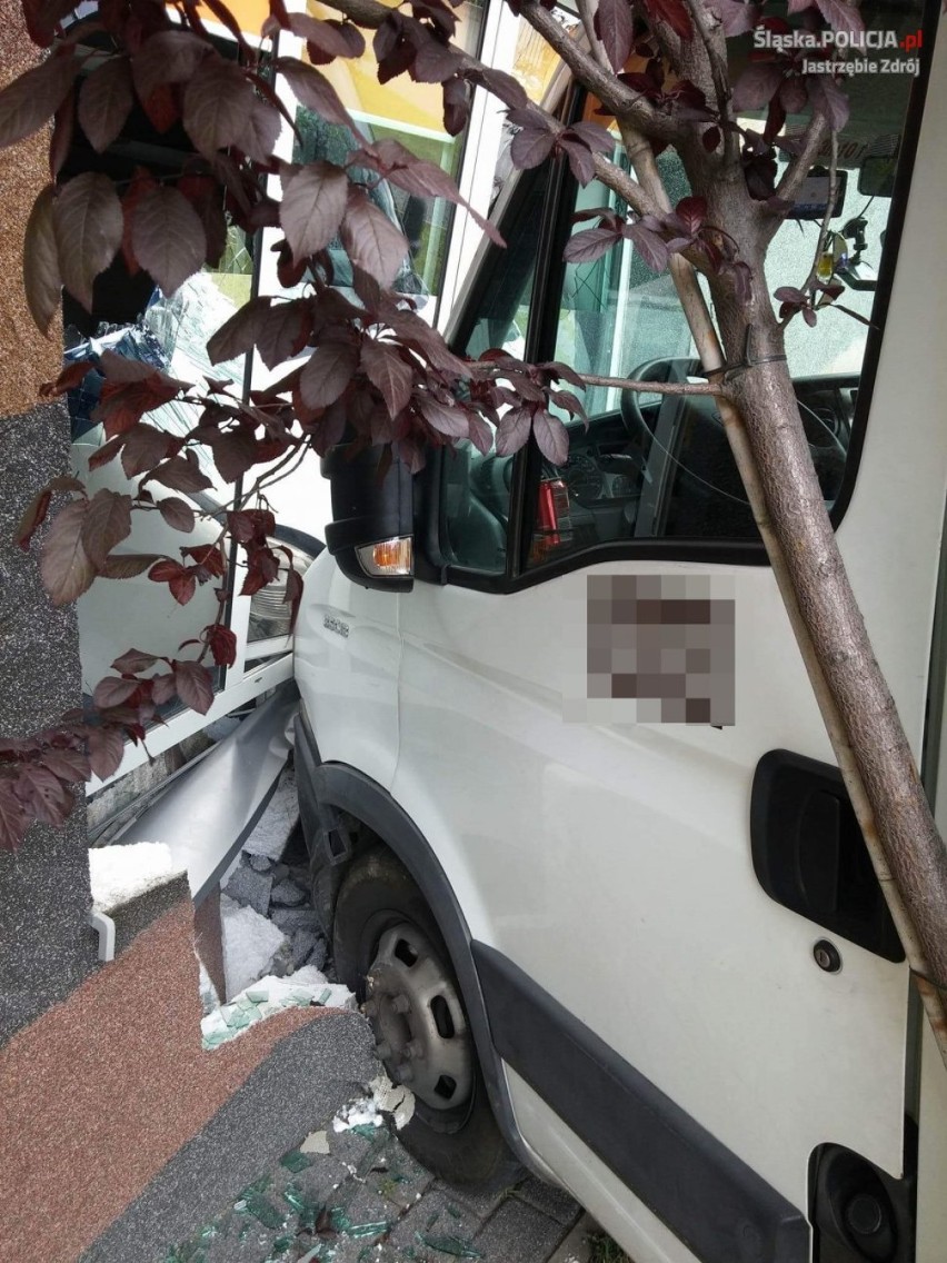 Wypadek w Jastrzębiu: pojazd uderzył w budynek