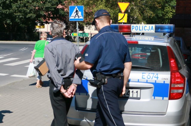 Za ucieczkę, kradzież pojazdu i spowodowanie nim wypadku pod wpływem alkoholu Włodzimierz W. może trafić za kraty nawet na 12 lat. Przyznał się do postawionych mu zarzutów.