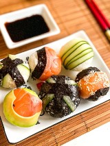 Temari sushi. Przepis na pyszną przekąskę karnawałową. Jak prawidłowo przygotować domowe sushi? Poleca Plate By Kate