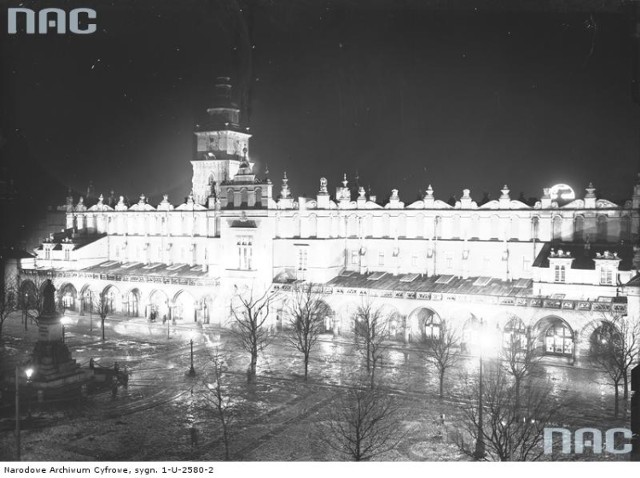 Kraków. Rynek Główny. Iluminowane Sukiennice i Wieża Ratuszowa. http://audiovis.nac.gov.pl/obraz/64358/c45f5b4820fe8a75067cdf3104849081/