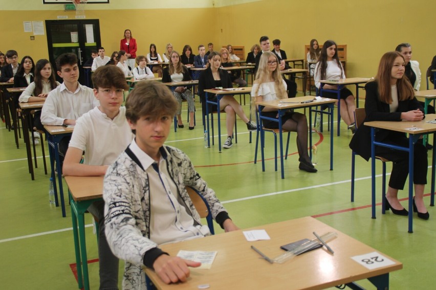 ​Egzamin ósmoklasisty 2022 w Radomsku. Uczniowie z PSP 2 piszą matematykę. ZDJĘCIA