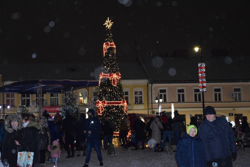 Suwałki gotowe na święta. W mieście świecą już iluminacje 