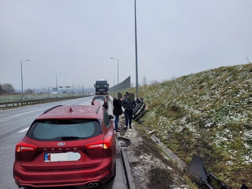 Wypadek w rejonie A4 pod Krakowem. Auto na dachu w rowie