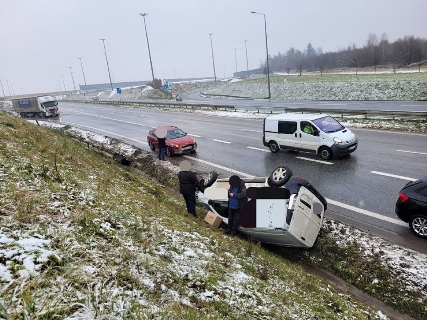 Wypadek w rejonie A4 pod Krakowem. Auto na dachu w rowie