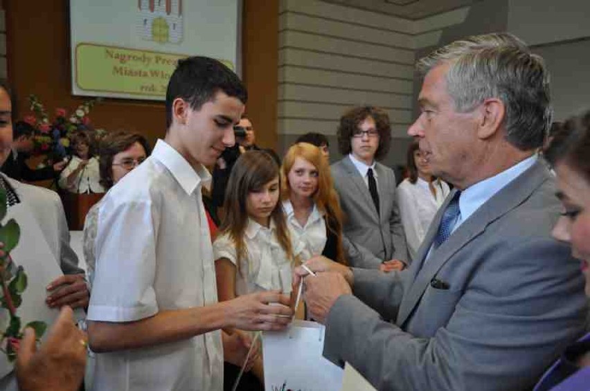 Prezydent Włocławka wręczył nagrody wybitnie uzdolnionym uczniom