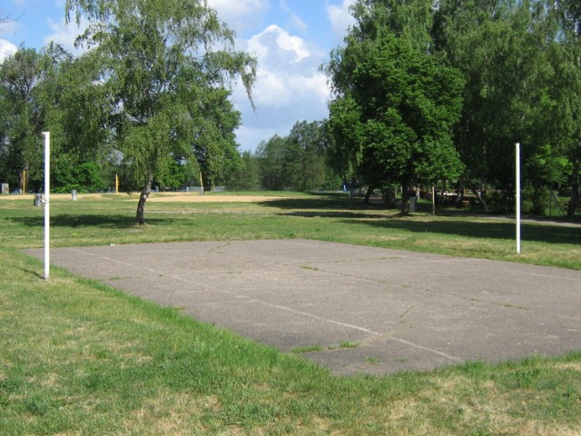 boiska w strzeszynku, strzeszynek, rozpadające sięboiska, zniszczone boiska w strzeszynku, brak boisk w strzeszynku, boiska do siatkówki w strzeszynku, jezioro strzeszyńskie boiska, koszykówka strzeszynek, andrzej grześkowiak