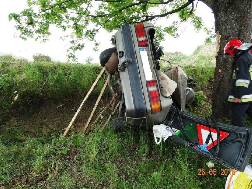Śmiertelny wypadek koło Tuchomia. Kierowca mercedesa uderzył w drzewo [ZDJĘCIA] 