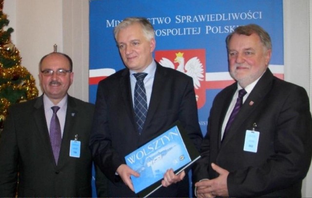Od lewej burmistrz Andrzej Rogozinski, minister sprawiedliwości Jarosław  Gowin i starosta Ryszard Kurp