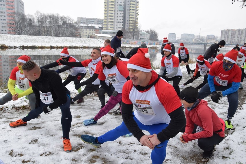 Mikołajkowy Bieg Prezentów w Opolu. Uczestnicy mieli do...